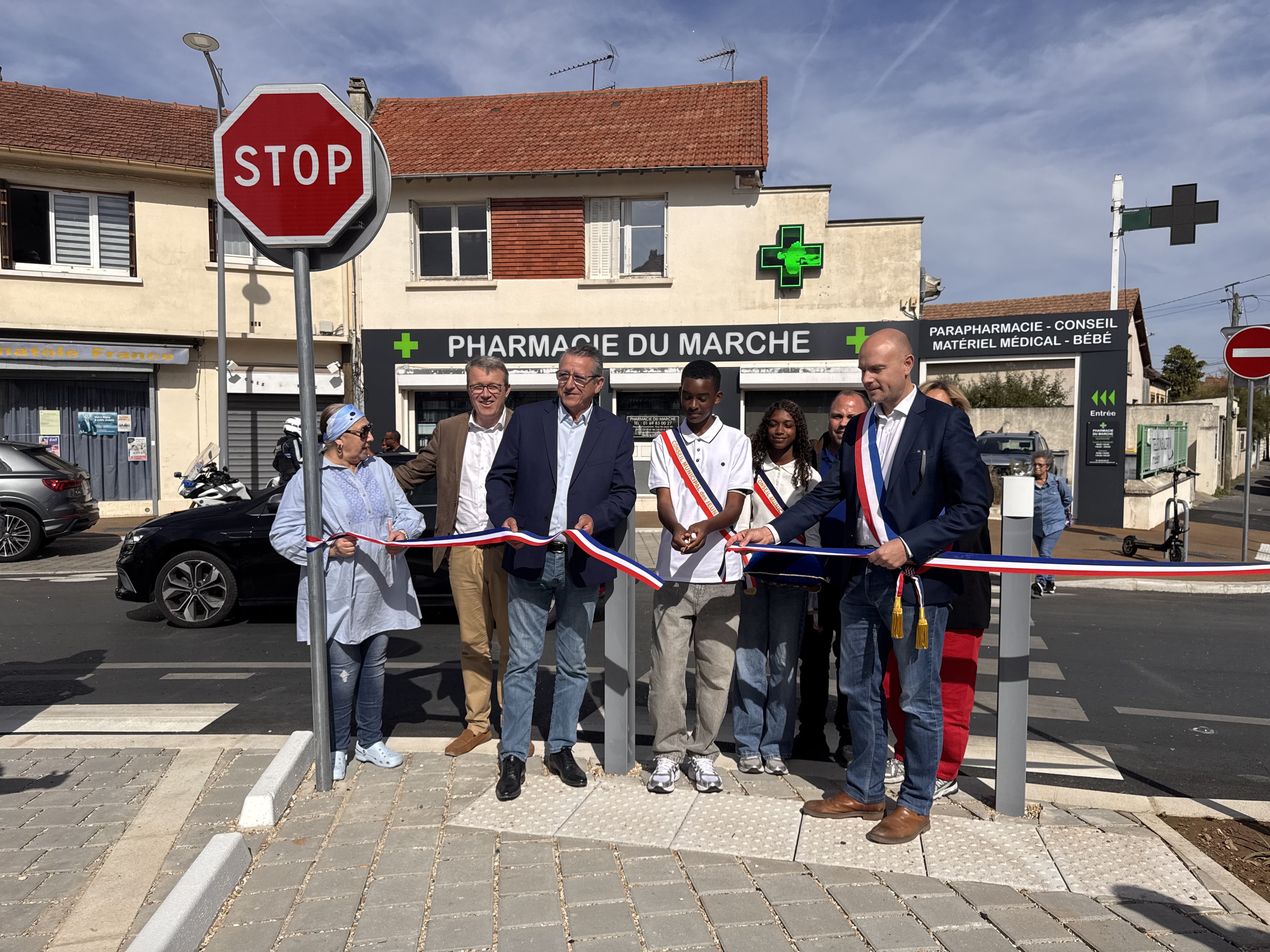 La place Anatole-France réaménagée avec ses parterres végétalisés et ses oliviers